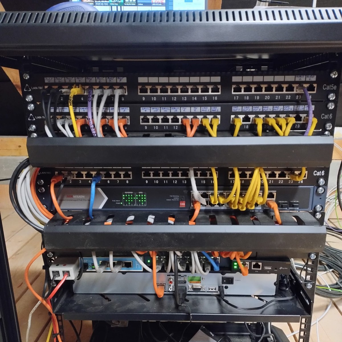 sq vtv strukturovana kabelaz poe switch